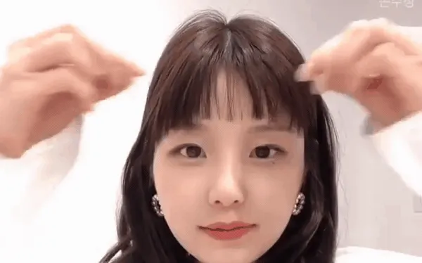 Cắt tóc tại nhà với hướng dẫn chuyên gia, bao gồm cách sửa mái dày thành mái thưa