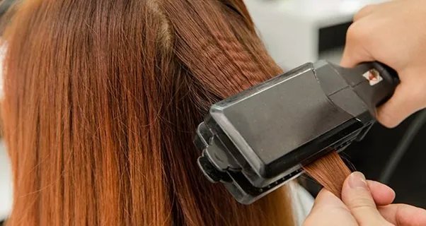 Hướng dẫn cách sử dụng máy dập xù đúng kỹ thuật, chia tóc thành từng phần để tạo độ bồng bềnh và giữ nếp lâu