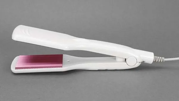 Lưu ý quan trọng khi sử dụng máy dập xù để bảo vệ tóc khỏi hư tổn do nhiệt, bao gồm việc dùng xịt dưỡng và kiểm soát nhiệt độ