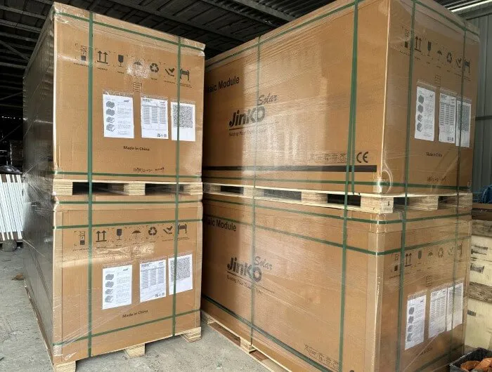 Tấm pin năng lượng mặt trời Jinko 555W trong hệ thống tự lắp điện mặt trời hòa lưới