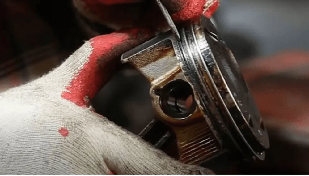 Hình ảnh chi tiết quy trình lắp đặt xéc măng vào Piston xe máy