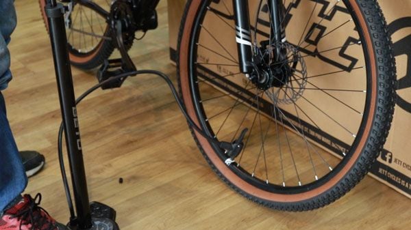 Người dùng đang bơm lốp xe đạp đúng cách sau khi mua xe đạp tự lắp ráp