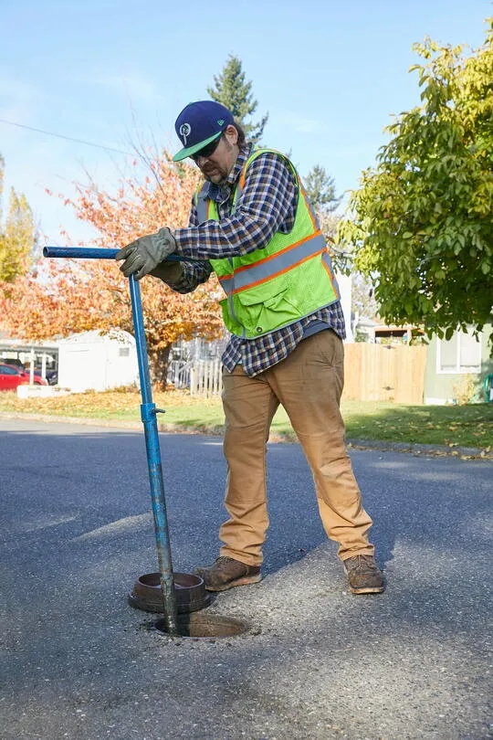 Kỹ sư kiểm tra van đường ống nước ngầm, một bước quan trọng trong quy trình lắp đặt đường ống cấp nước tự chảy và vận hành.