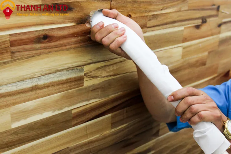 Bẻ ống đồng dẫn từ dàn lạnh ra ngoài trong hướng dẫn tự lắp điều hòa