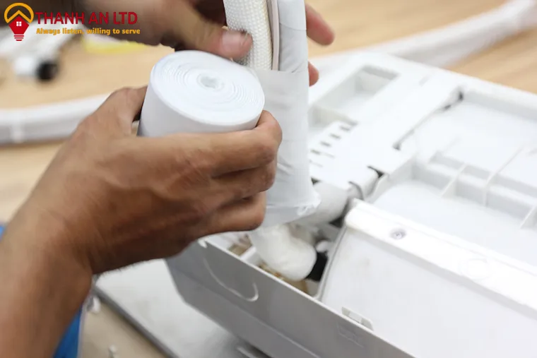 Quấn cách nhiệt ống đồng dàn lạnh theo hướng dẫn tự lắp điều hòa