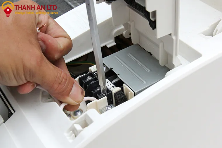 Đấu nối dây điện cho dàn lạnh trong quy trình hướng dẫn tự lắp điều hòa