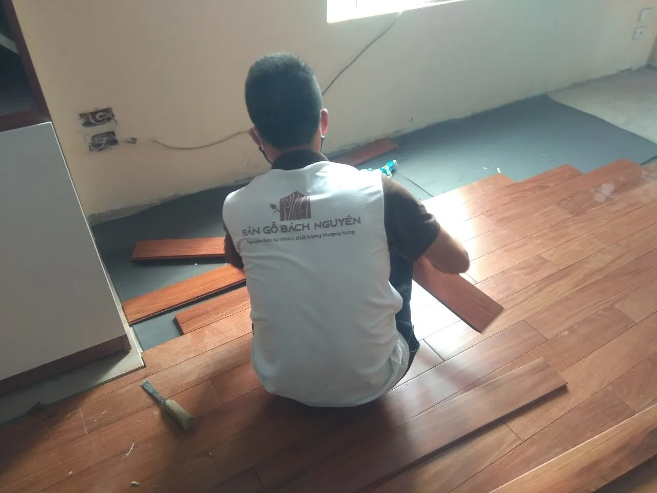 Thợ thi công chuyên nghiệp lắp đặt sàn gỗ tự nhiên đảm bảo độ chính xác