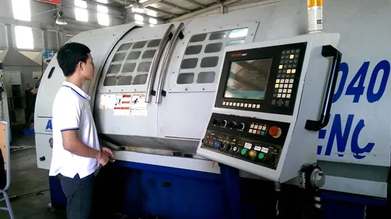 Chi tiết kim loại đang được gia công tinh xảo trên máy tiện, thể hiện độ chính xác cao trong từng thao tác