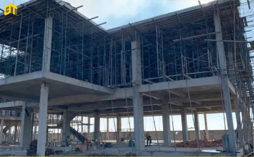 Kiểm tra cốt thép trên hệ ván khuôn dầm sàn đã hoàn thiện, sẵn sàng cho công tác đổ bê tông