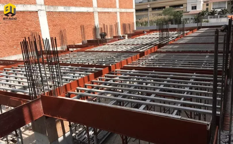 Hệ thống giàn giáo đỡ ván khuôn dầm sàn đang được lắp đặt theo đúng trình tự