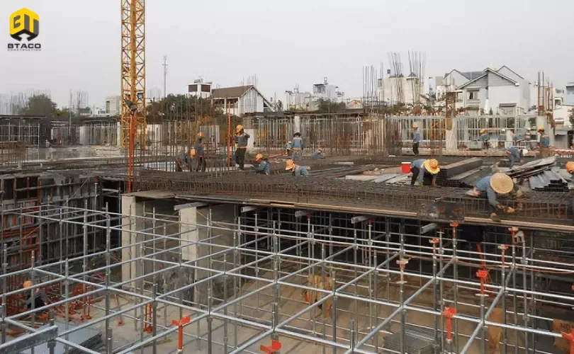 Công nhân đang thực hiện lắp dựng ván khuôn cầu thang, một phần của trình tự lắp dựng ván khuôn dầm sàn tổng thể