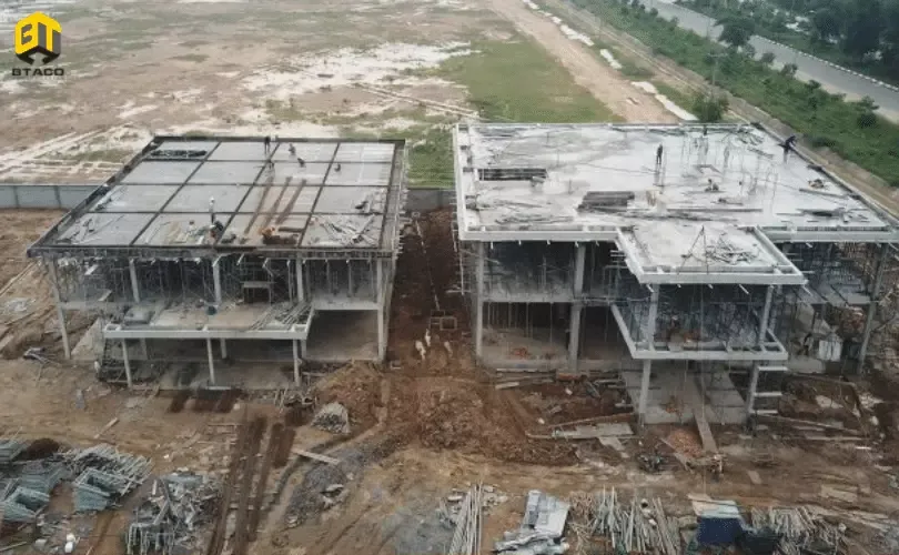 Kỹ thuật viên kiểm tra bản vẽ trình tự lắp dựng ván khuôn dầm sàn trước khi thi công