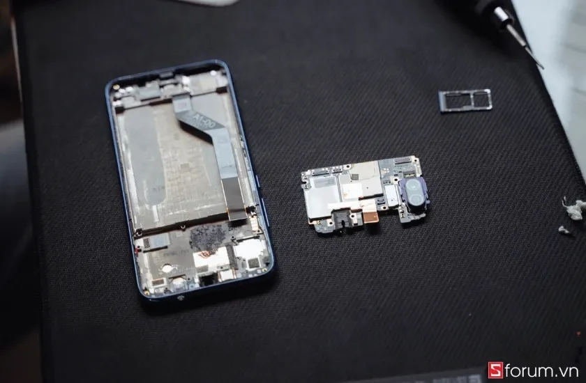 Cấu trúc bên trong Xiaomi Redmi Note 7 với bo mạch chủ và lớp tản nhiệt