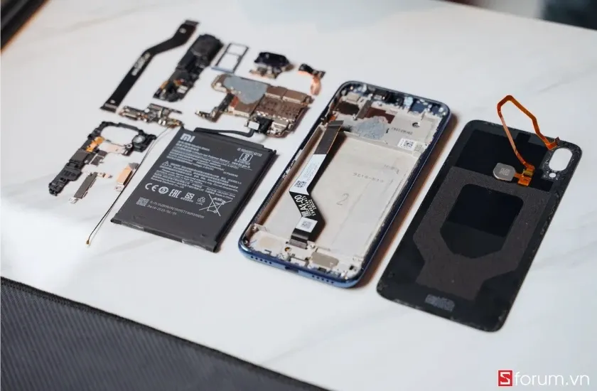 Các linh kiện nhỏ như camera và đèn flash được niêm phong bằng băng keo đồng