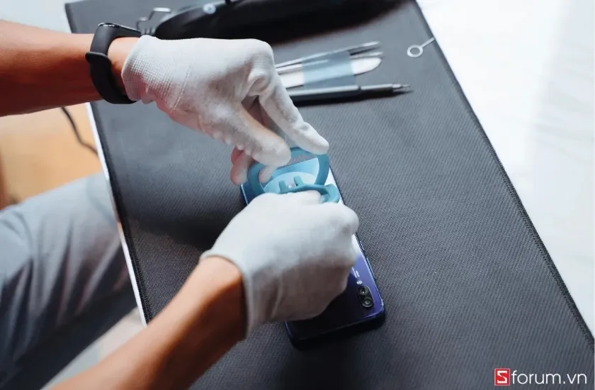 Sử dụng giác hút để nhấc mặt lưng Xiaomi Redmi Note 7