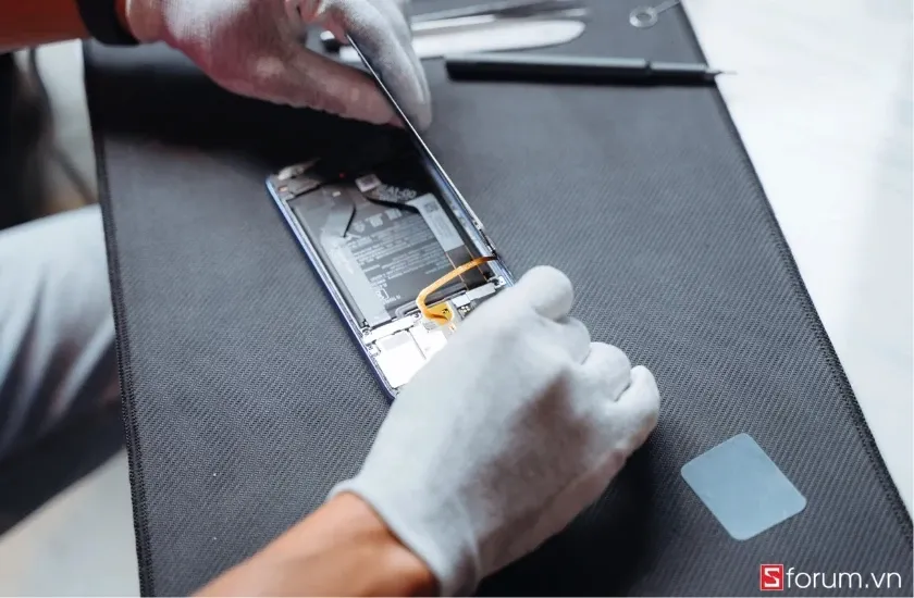 Cẩn thận ngắt kết nối cáp cảm biến vân tay khi mở nắp máy Xiaomi