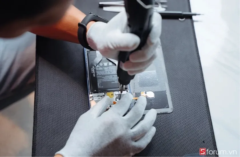 Ngắt kết nối cảm biến vân tay và các anten thu sóng bên trong điện thoại Xiaomi