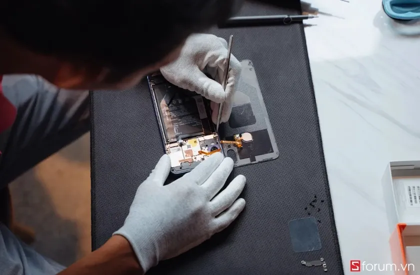 Bo mạch phụ của Xiaomi Redmi Note 7 chứa cổng USB Type-C và các linh kiện khác