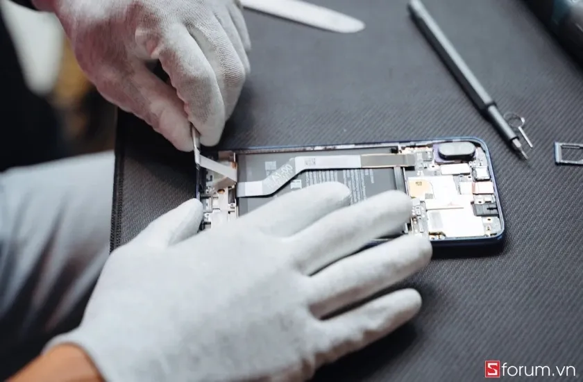 Kéo dải keo cao su non để tháo pin điện thoại Xiaomi Redmi Note 7