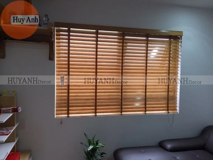 Rèm gỗ tự nhiên màu nâu sang trọng, minh họa ứng dụng của gỗ trong thiết kế nội thất liên quan đến đến cách lắp cửa gỗ tự nhiên