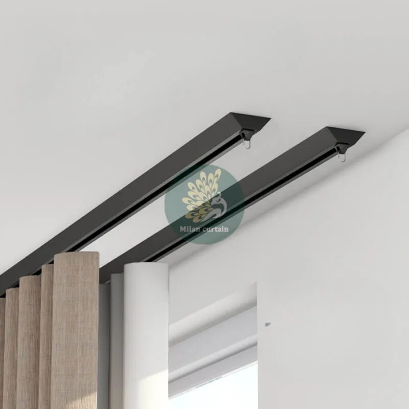 Cận cảnh hệ thống rèm tự động 2 ray với hai lớp vải khác biệt, một lớp chống nắng dày và một lớp voan mỏng, minh họa tính năng điều chỉnh riêng tư và ánh sáng hiệu quả.