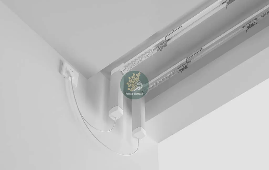 Góc nhìn tổng thể về phòng khách có hệ thống rèm tự động 2 ray màu kem, thể hiện sự liền mạch trong thiết kế nội thất và tiện nghi của một ngôi nhà thông minh.