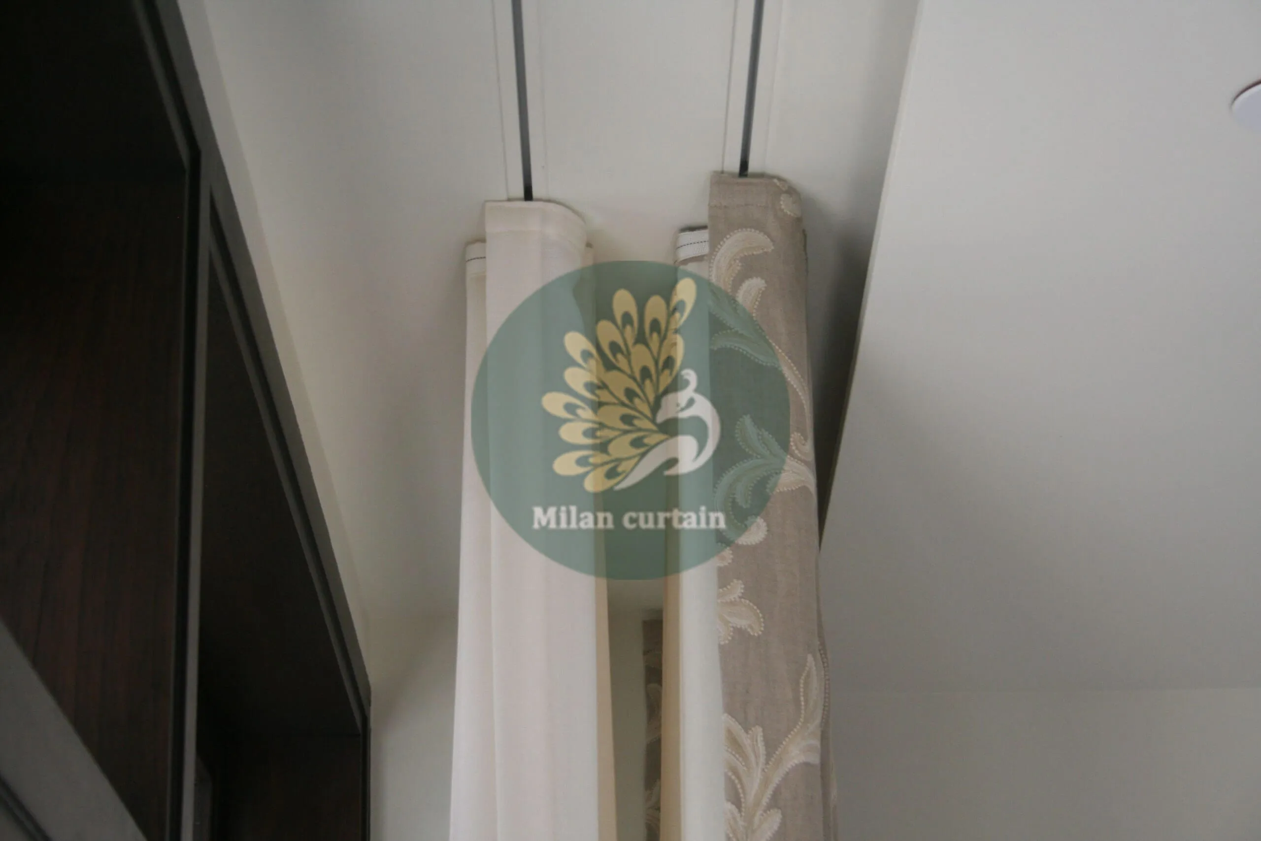 Hình ảnh một không gian sống hiện đại với bộ rèm tự động 2 ray màu xám sang trọng được kéo mở, làm nổi bật khả năng kiểm soát ánh sáng linh hoạt và tăng cường thẩm mỹ cho căn phòng.