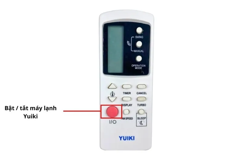 Người dùng đang cầm remote máy lạnh Yuiki, chuẩn bị thực hiện thao tác bật/tắt để bắt đầu cách sử dụng remote máy lạnh Yuiki.