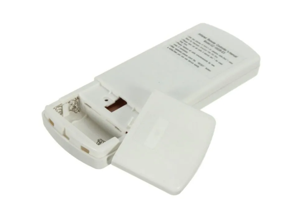 Hình ảnh bàn tay cầm remote máy lạnh Yuiki, tượng trưng cho việc bảo quản và sử dụng đúng cách, góp phần nâng cao tuổi thọ của thiết bị điều khiển máy lạnh.