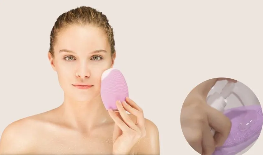 Thoa một lượng sữa rửa mặt vừa đủ lên các gai silicon của máy rửa mặt Pebble Lisa trước khi bắt đầu quy trình, đây là bước quan trọng trong cách sử dụng máy rửa mặt Pebble Lisa