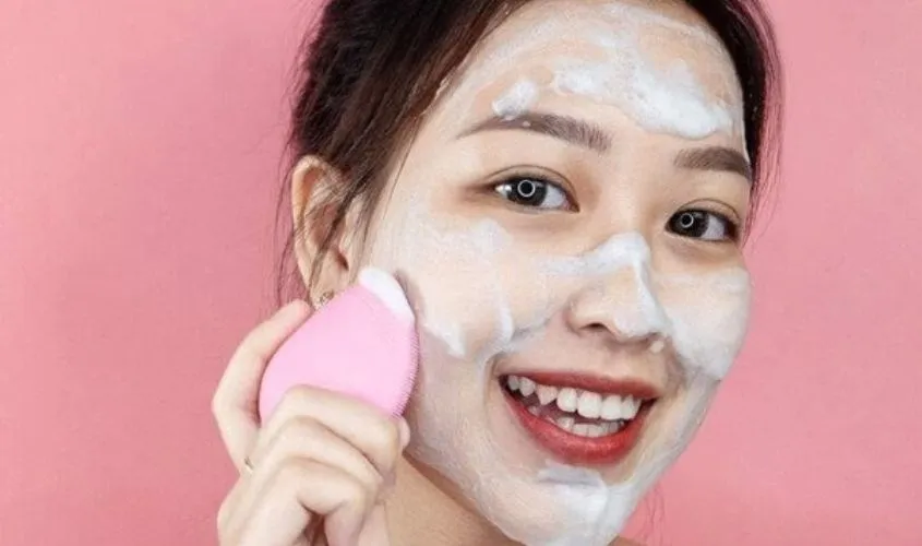 Quy trình rửa mặt với máy rửa mặt Pebble Lisa nên duy trì trong 1-2 phút, di chuyển nhẹ nhàng để loại bỏ bụi bẩn và dầu nhờn, đây là bước cốt lõi của cách sử dụng máy rửa mặt Pebble Lisa