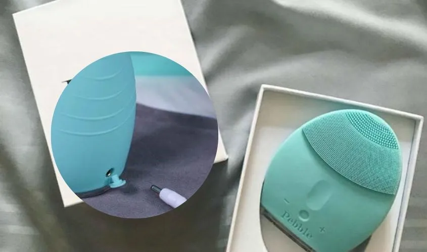 Cổng sạc USB của máy rửa mặt Pebble Lisa với nắp đậy silicon kín giúp bảo vệ khỏi nước, kéo dài tuổi thọ thiết bị và hỗ trợ cách sử dụng máy rửa mặt Pebble Lisa bền bỉ