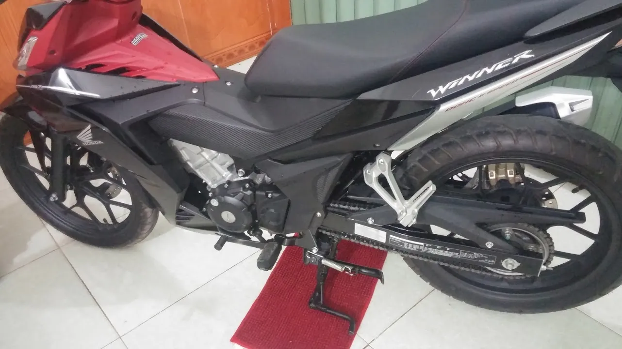 Xe máy dựng chống đứng, biểu thị cách bảo quản xe máy khi không sử dụng hiệu quả