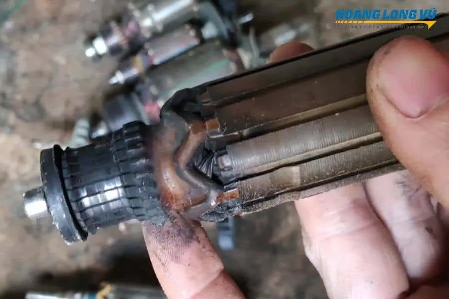 Rotor máy khoan pin bị cháy do quá tải hoặc sử dụng sai cách, là nguyên nhân gây tia lửa điện nghiêm trọng