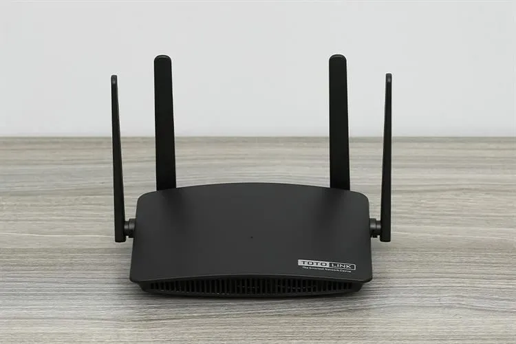 Router Wifi Chuẩn AC1200 Totolink A720R được đặt trên bàn làm việc