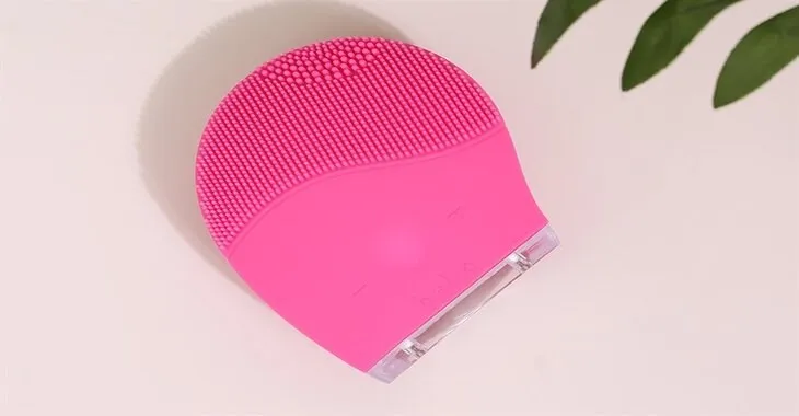 Máy rửa mặt và massage Halio Facial Hot Pink làm sạch sâu bụi bẩn, dầu thừa