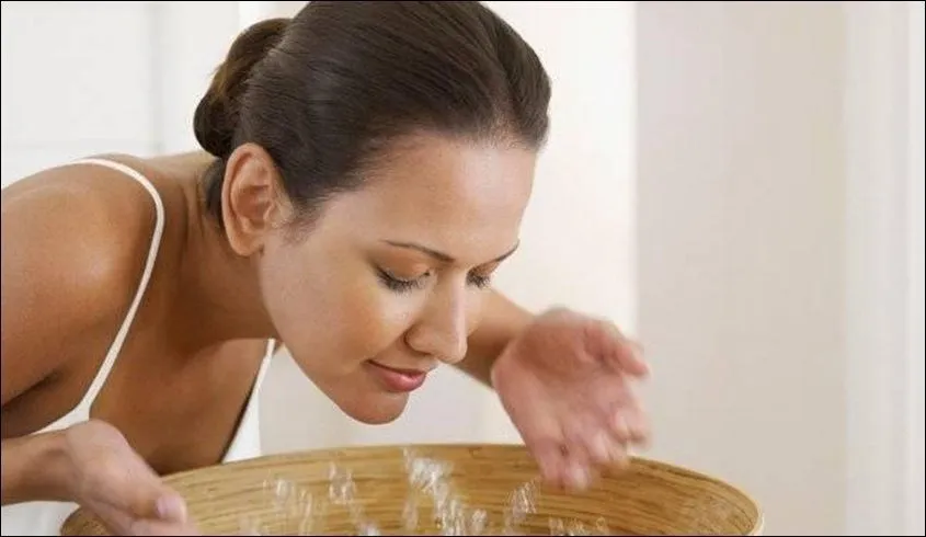 Rửa mặt với nước ấm sau khi hút mụn để làm sạch da