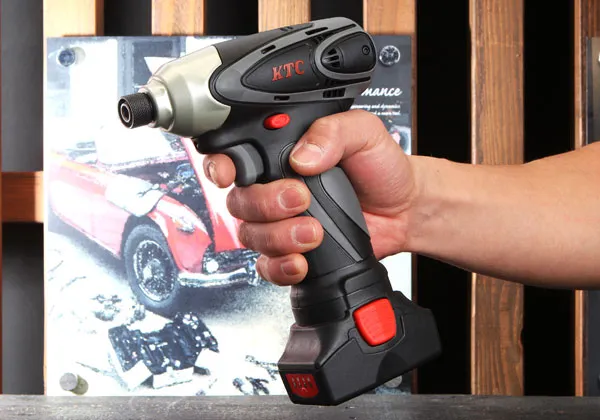 Súng vặn vít dùng pin KTC JTAE115A đang được sử dụng