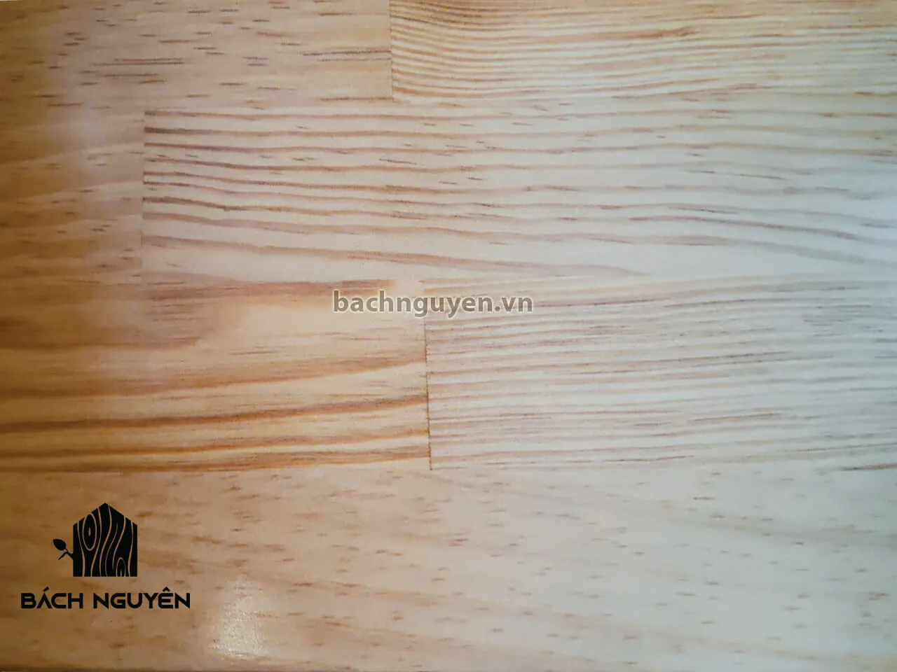 san go tu lap ghep bang go thong ky thuat voi mau sac tu nhien va van go ro net, mang lai ve dep am cung cho khong gian