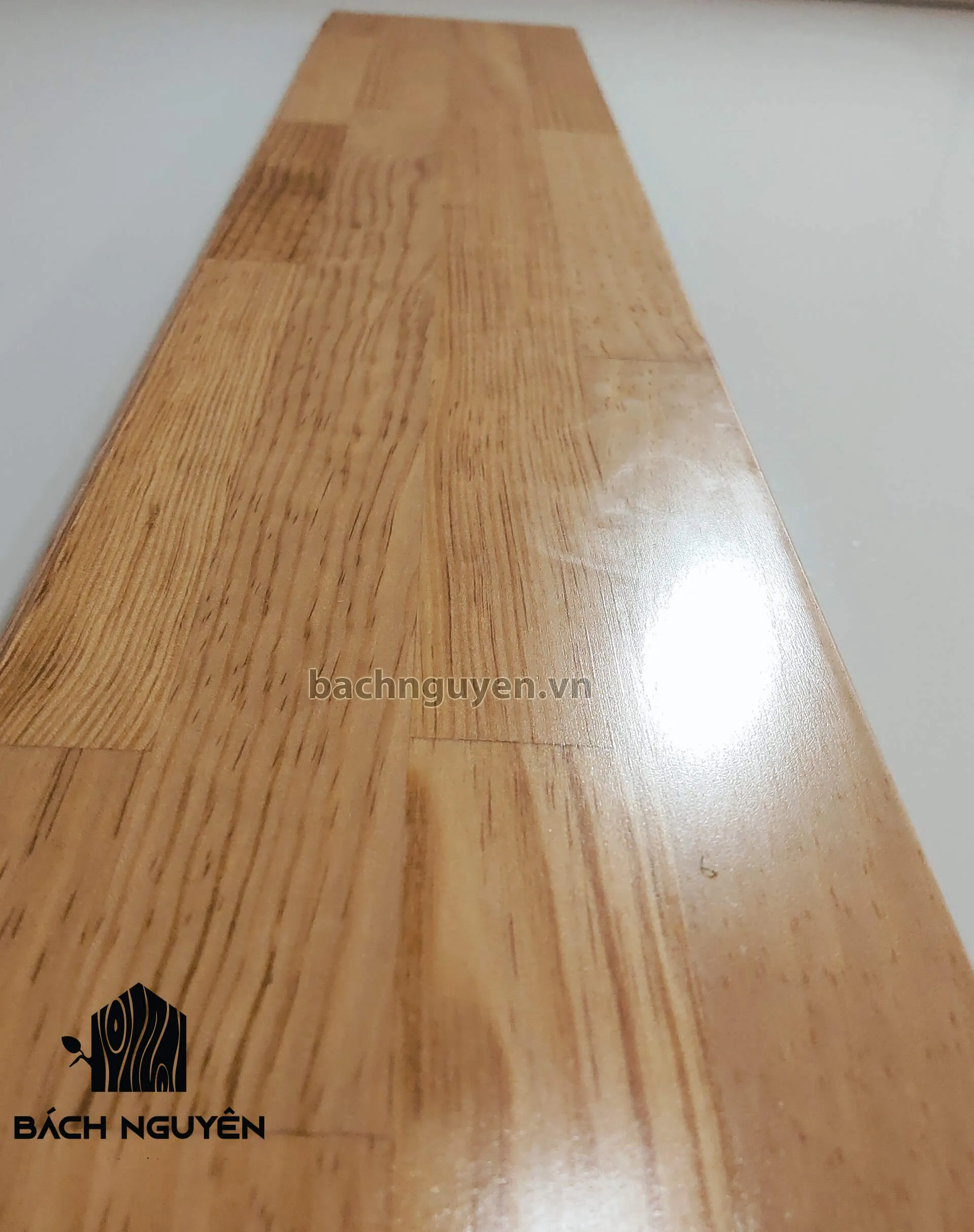 can canh be mat san go tu lap ghep thong ghep thanh FJL, cho thay lien ket chac chan va be mat nhan min, dam bao do ben va tinh tham my