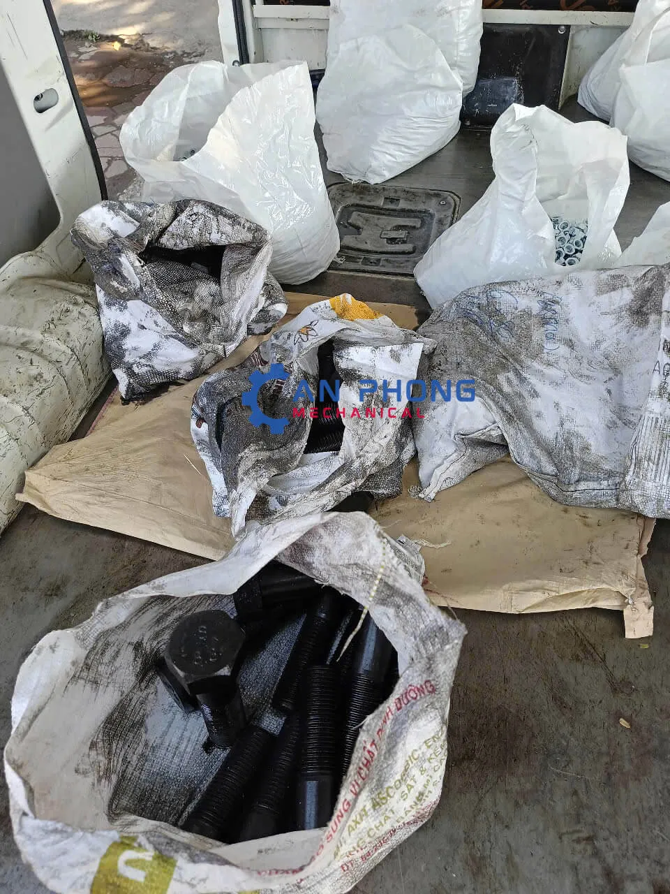 Sản phẩm bu lông mạ kẽm