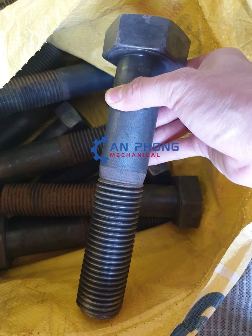 Bu lông và ốc vít được sản xuất tại nhà máy