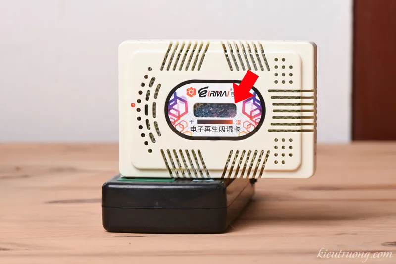 Hạt hút ẩm silica gel chuyển màu xanh sau khi tái hoạt, sẵn sàng cho việc hút ẩm máy ảnh