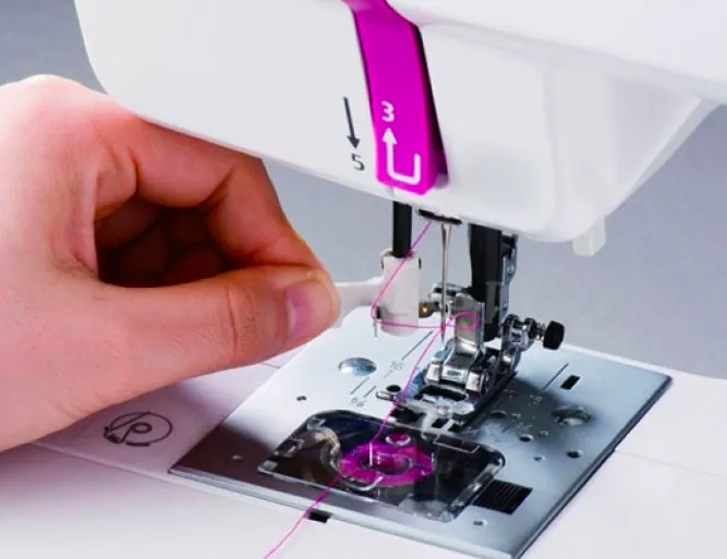 Sơ đồ minh họa các lỗi thường gặp trên máy may gia đình như sùi chỉ, rối chỉ, đứt chỉ và đường may không đều, giúp người dùng dễ dàng khắc phục khi tìm hiểu cách sử dụng máy may gia đình.