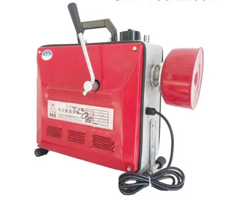 Người dùng đang thao tác vận hành máy thông cống lò xo, hướng dẫn cách sử dụng máy thông cống an toàn và đúng kỹ thuật