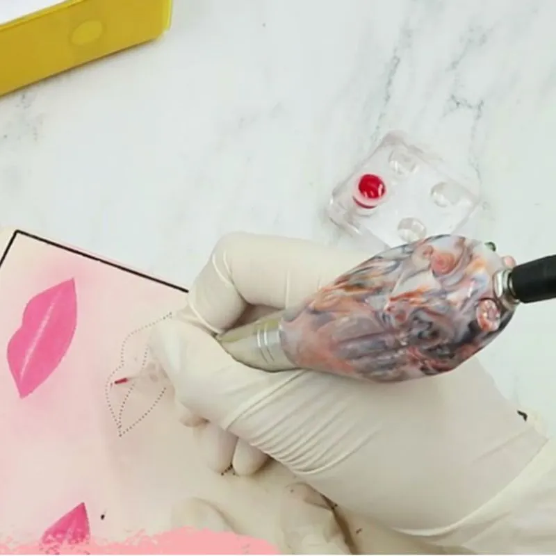 Hình ảnh máy phun xăm thần thánh tích điện với thiết kế hợp kim sang trọng và các bộ phận dễ tháo lắp