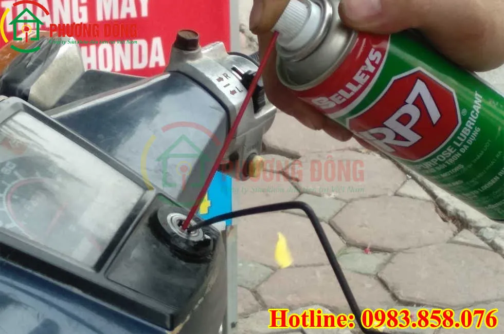 Sử dụng dung dịch RP7 đúng cách để xử lý ổ khóa cổ xe máy bị kẹt