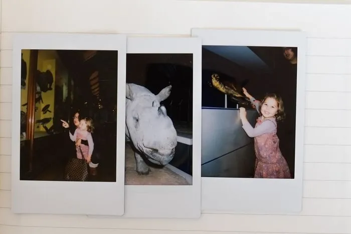 Người dùng đang thao tác chụp ảnh với máy Instax Mini 9 sau khi điều chỉnh chế độ