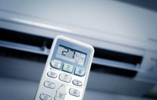 Trẻ sơ sinh ngủ trong nôi với nhiệt độ máy lạnh phù hợp, đảm bảo an toàn và thoải mái