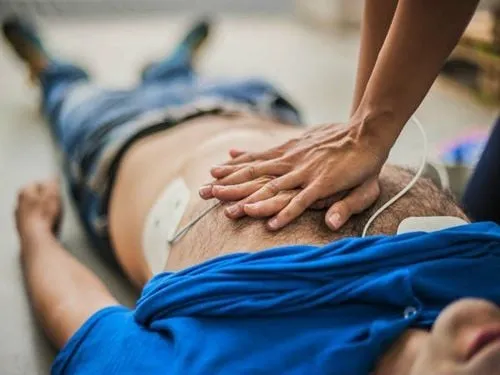 Cạo lông ngực và loại bỏ vật cản để tối ưu hóa hiệu quả máy sốc điện